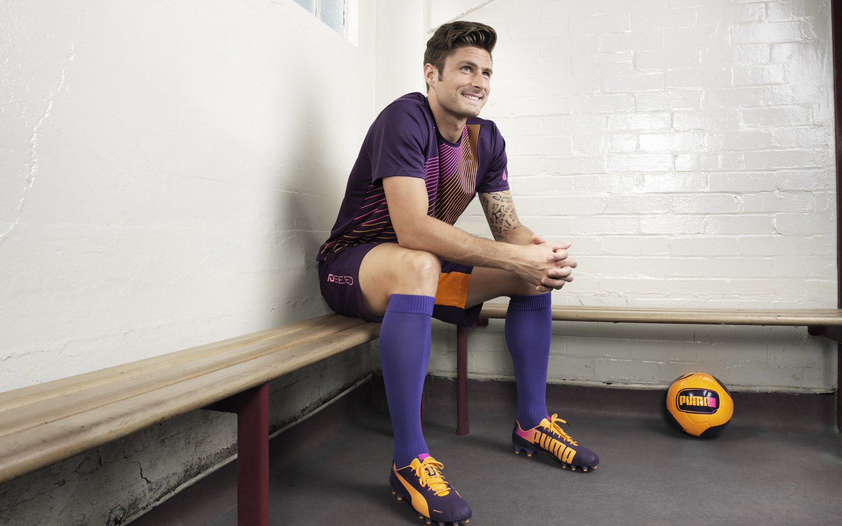 麦克朗是首位在生涯第10场NBA比赛前效力过5支球队的球员，麦克朗篮球